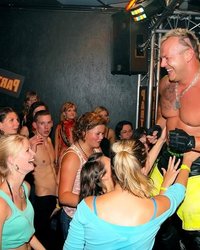 Накаченный американец дрючит хрупкую малышку 4 фотография