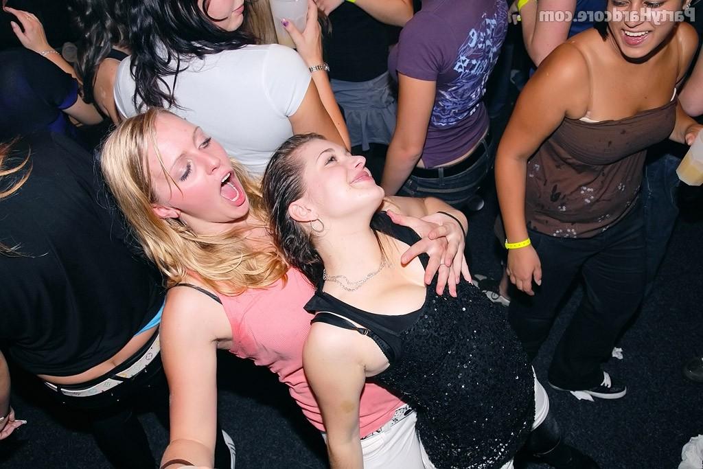 Девки напились и их потянуло на разврат 3 фото