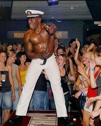 На дискотеке всех понесло на групповой трах 2 фотография