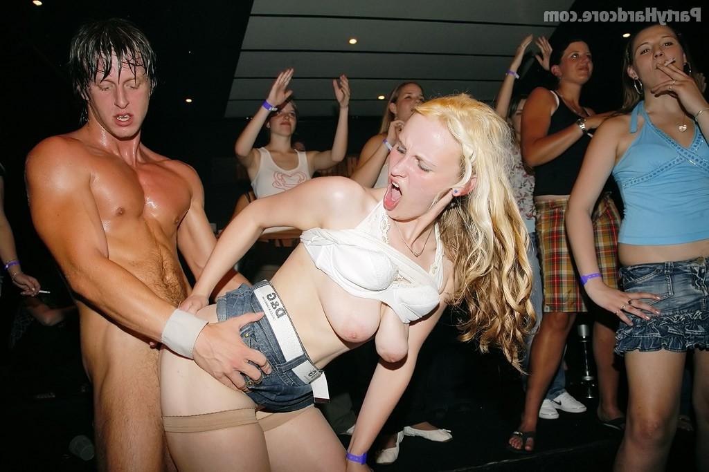 На дискотеке всех понесло на групповой трах 21 фото