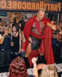 Мужики ебут выпивших развратных телок 3 фотография