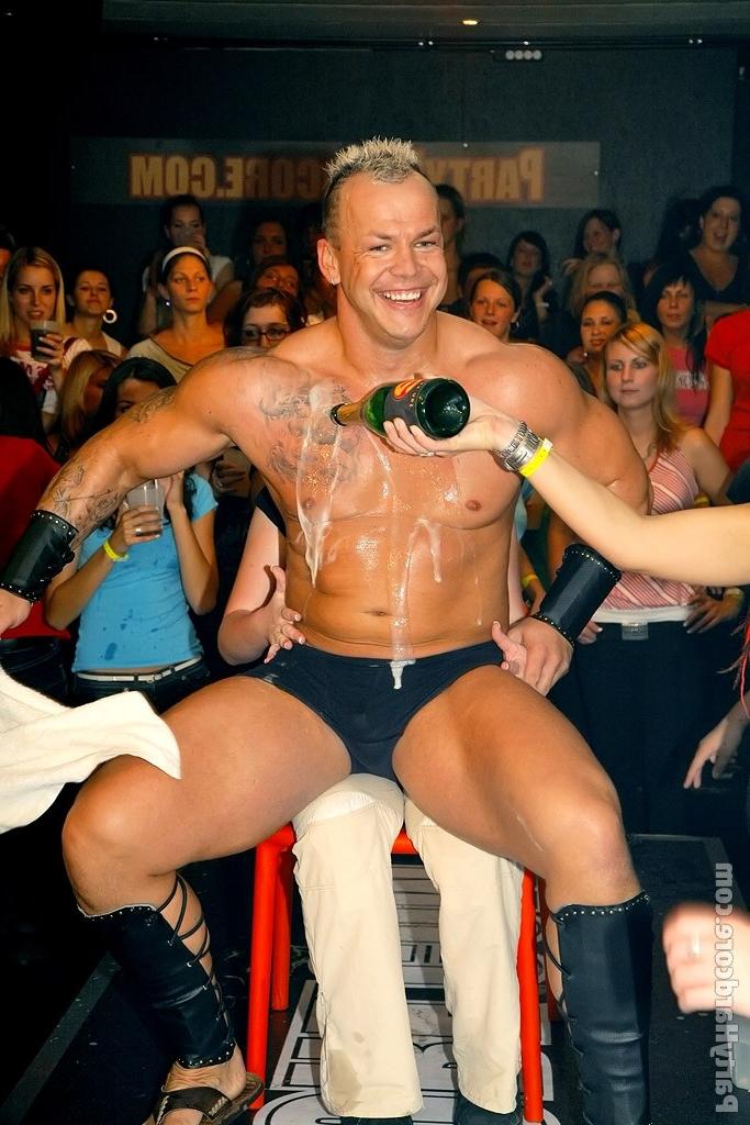 Мужики ебут выпивших развратных телок 6 фото