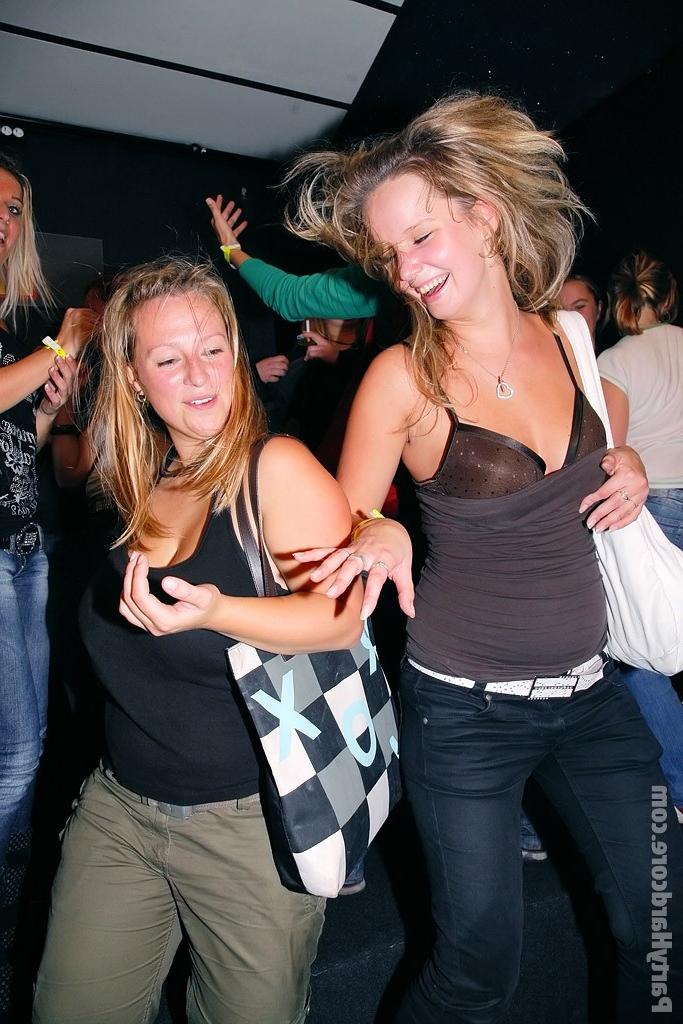 Мужики ебут выпивших развратных телок 15 фото