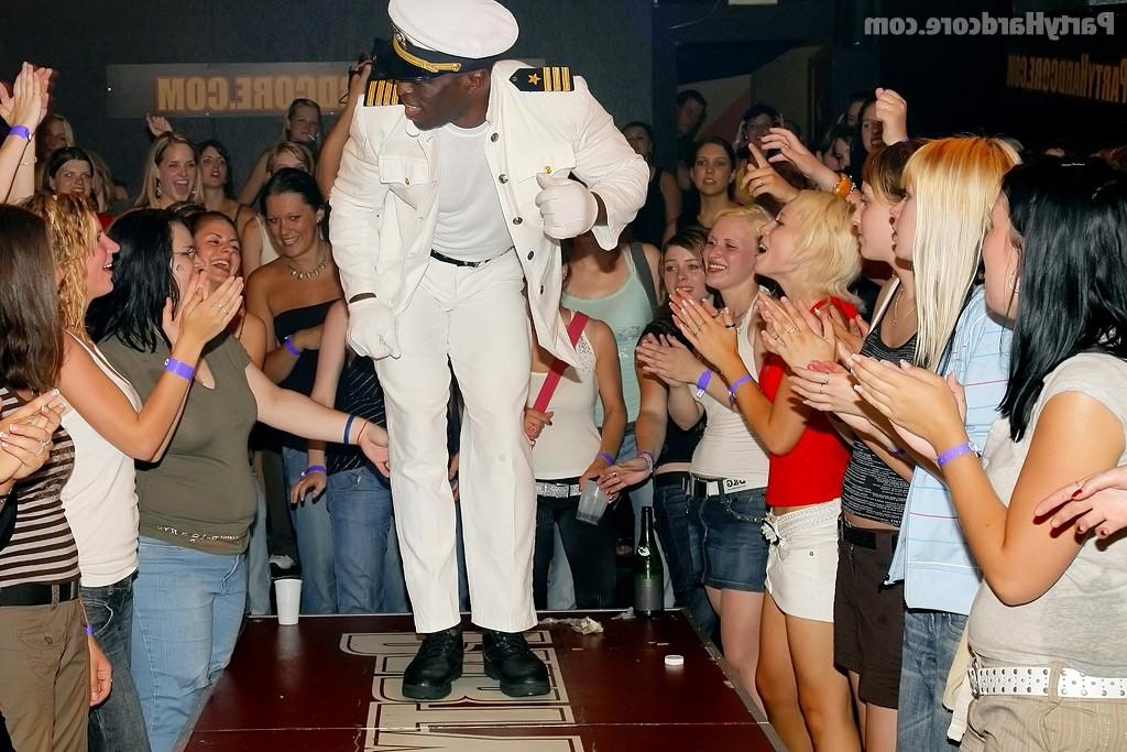 Развлекаясь в порно клубе, участница здорово натрахались 4 фото