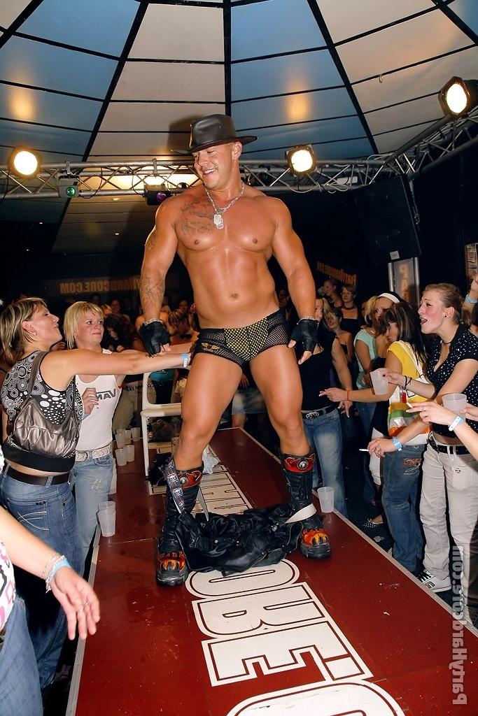 Качки и голые парни трахают участниц закрытой вечеринки 6 фото