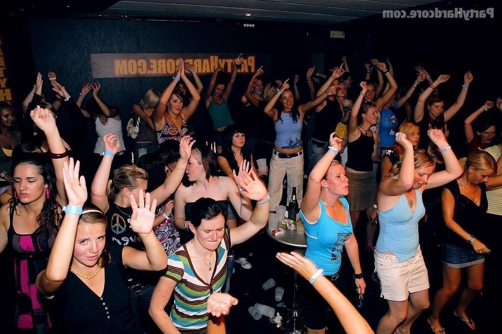 Качки и голые парни трахают участниц закрытой вечеринки 12 фото