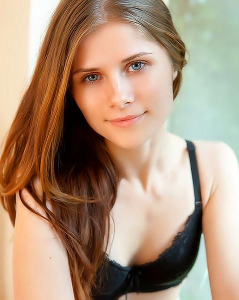 Она такая маленькая, но уже готова ебаться 7 фото