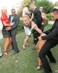 Корпоративчик на даче за городом плавно перетек в массовую оргию 7 фотография Корпоративчик на даче за городом плавно перетек в массовую оргию 7 фотография