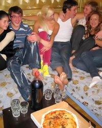 Молодые богачи снимают девок и натрахиваются 3 фотография Молодые богачи снимают девок и натрахиваются 3 фотография