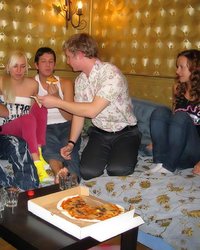 Молодые богачи снимают девок и натрахиваются 4 фотография Молодые богачи снимают девок и натрахиваются 4 фотография