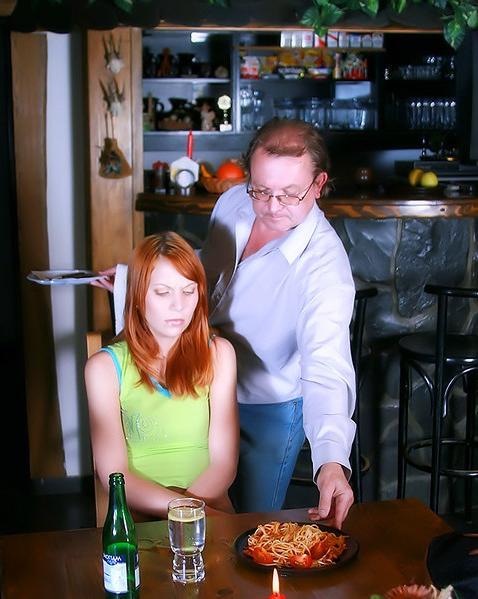 Муж наказал жену трахом в жопу за плохой обед 3 фото