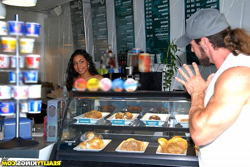 Спортсмен качок натягивает спортсменку на член 3 фото