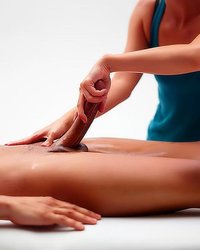 Нежные ручонки давалки ласкают здоровенный член 2 фотография