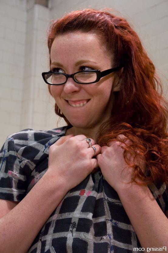 Дешевую давалку обоссали после траха 3 фото