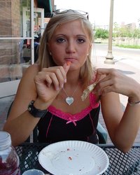 Давалка обзванивает знакомых в надежде потрахаться 9 фотография