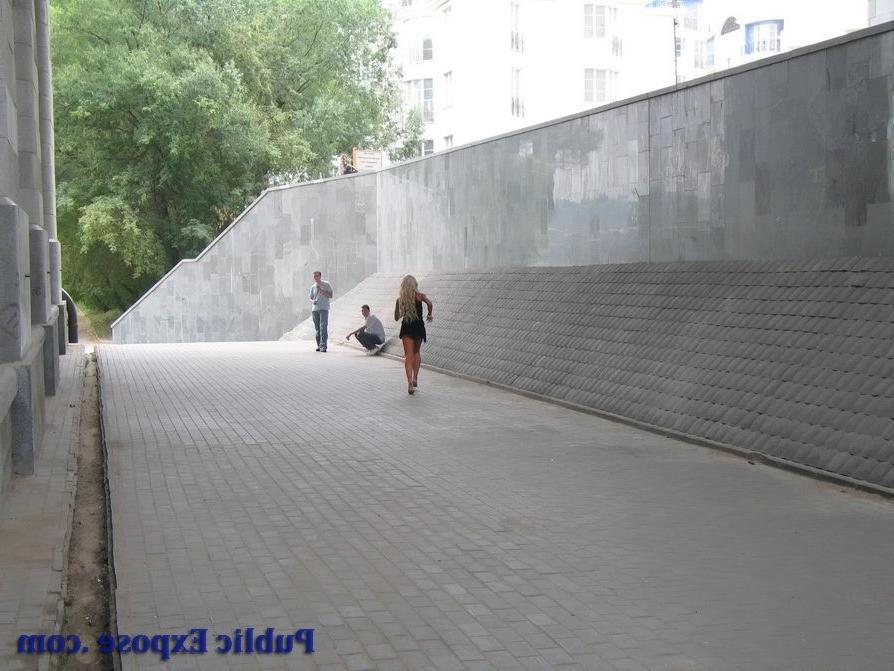 Аня не стесняется раздеваться на публике 11 фото