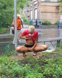 Наркоманка за дозу вводит себе самотык прямо на улице 4 фотография Наркоманка за дозу вводит себе самотык прямо на улице 4 фотография