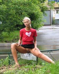 Наркоманка за дозу вводит себе самотык прямо на улице 10 фотография Наркоманка за дозу вводит себе самотык прямо на улице 10 фотография