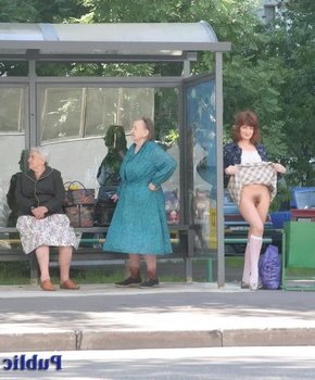 Инна привыкла раздеваться на улице