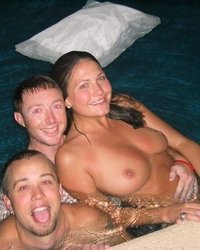 Симпатичные девушки поднимают свои маечки, обнажая сиськи 13 фотография