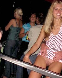 На празднике собрались пьяные студентки 1 фотография