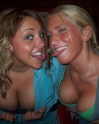 На празднике собрались пьяные студентки 3 фотография