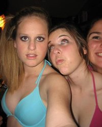 На празднике собрались пьяные студентки 9 фотография