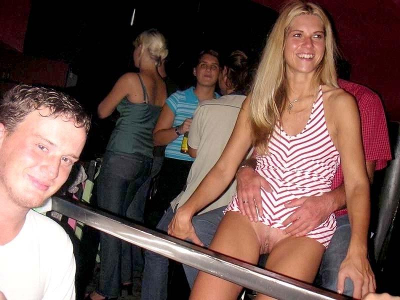 На празднике собрались пьяные студентки 1 фото