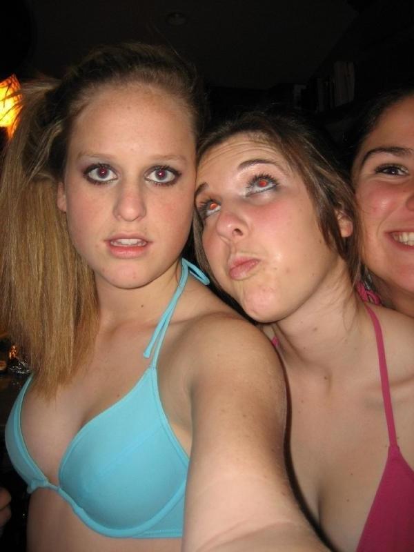 На празднике собрались пьяные студентки 9 фото