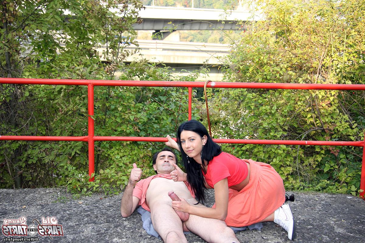 Милашка отсасывает своему другу прямо на улице 2 фото