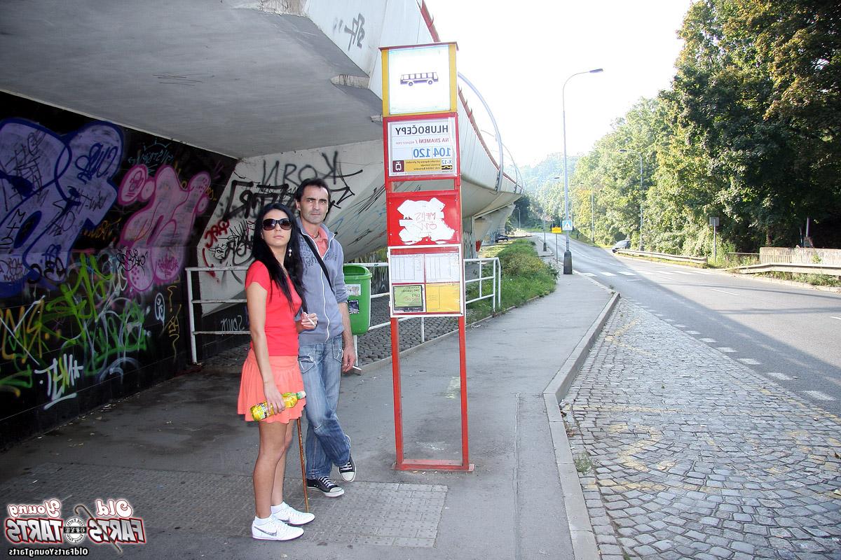 Милашка отсасывает своему другу прямо на улице 3 фото