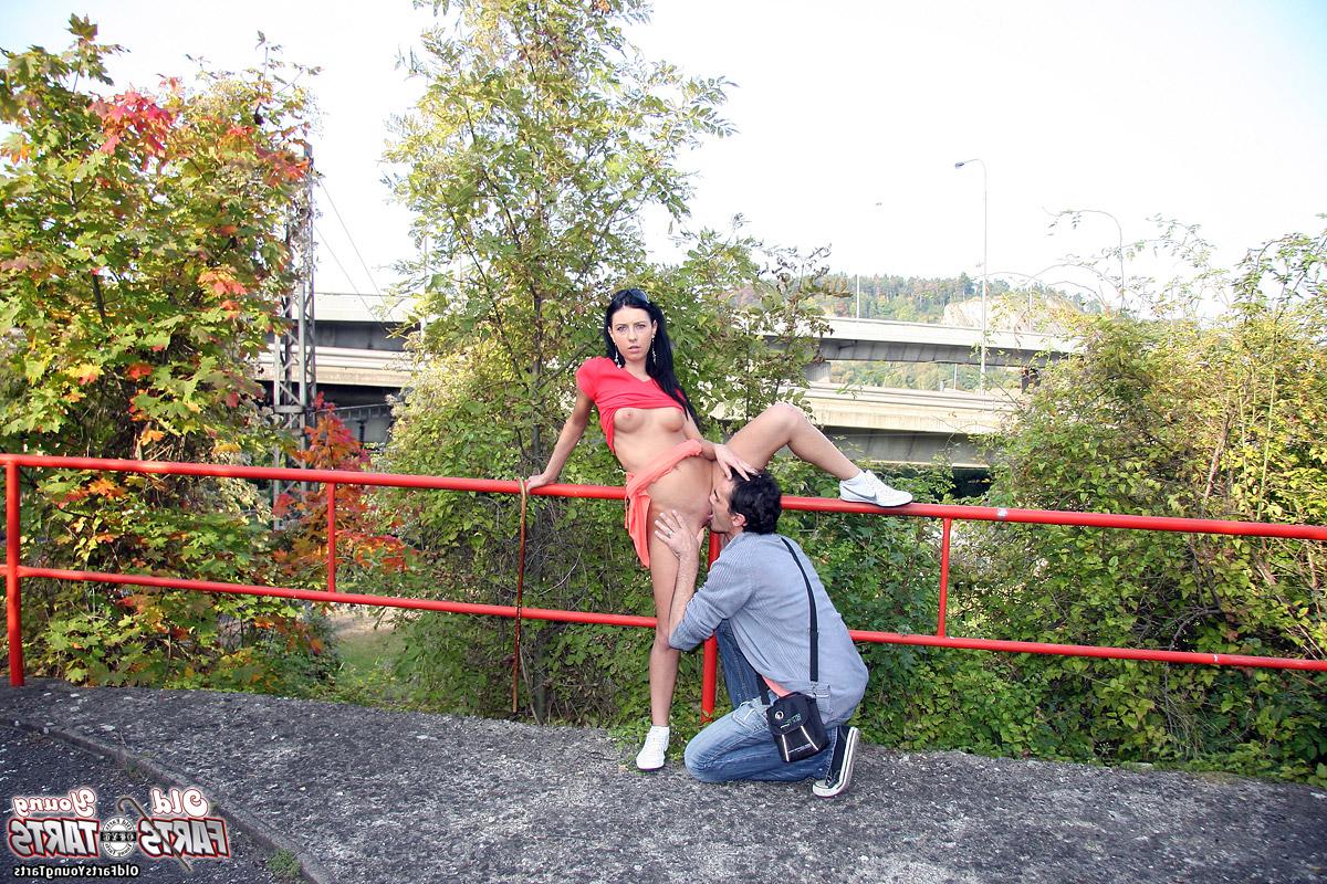 Милашка отсасывает своему другу прямо на улице 8 фото