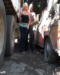 Дальнобойщик снял давалоку на трассе 4 фотография Дальнобойщик снял давалоку на трассе 4 фотография