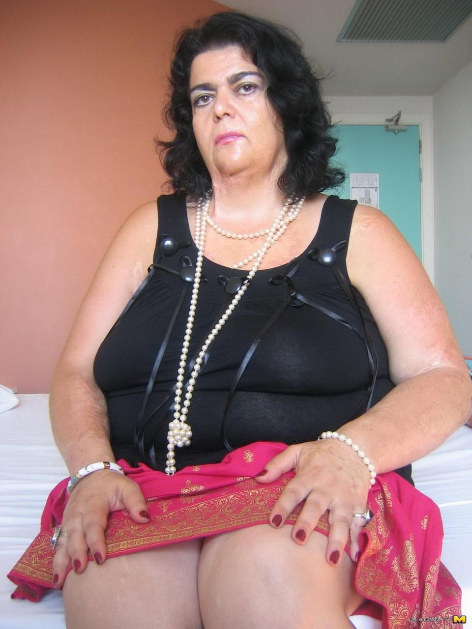 Жирная секс бомба готова покорить всех хахалей 1 фото