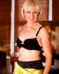 Гламурная тетка хочет секса с кем-нибудь 2 фотография Гламурная тетка хочет секса с кем-нибудь 2 фотография