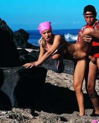 Романтический перепих на морском побережье 10 фотография