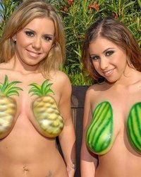 Девки с фруктовыми сиськами 10 фотография Девки с фруктовыми сиськами 10 фотография