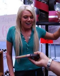 Трейси ебётся в подсобке 17 фотография Трейси ебётся в подсобке 17 фотография