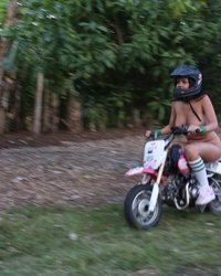 Голые девки на пляжной вечеринке 18 фотография Голые девки на пляжной вечеринке 18 фотография