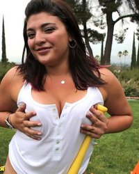 Юлька в качалке со своими подружками 1 фотография Юлька в качалке со своими подружками 1 фотография