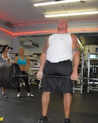 Юлька в качалке со своими подружками 10 фотография Юлька в качалке со своими подружками 10 фотография