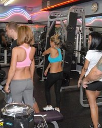 Юлька в качалке со своими подружками 12 фотография Юлька в качалке со своими подружками 12 фотография