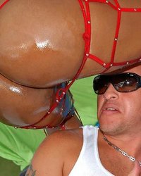 Жопастая негритянка валялась на солнышке 18 фотография Жопастая негритянка валялась на солнышке 18 фотография