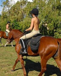 Голые наездницы совратили кучерявого конюха 22 фотография Голые наездницы совратили кучерявого конюха 22 фотография