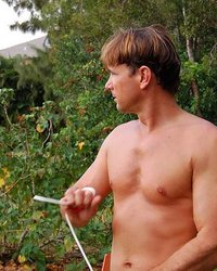 Голые наездницы совратили кучерявого конюха 1 фотография Голые наездницы совратили кучерявого конюха 1 фотография