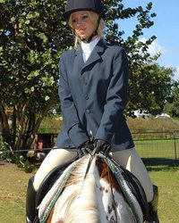 Голые наездницы совратили кучерявого конюха 18 фотография Голые наездницы совратили кучерявого конюха 18 фотография