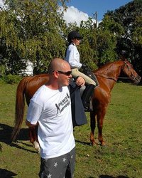 Голые наездницы совратили кучерявого конюха 19 фотография Голые наездницы совратили кучерявого конюха 19 фотография