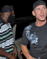 Лысый трахтер поимел двух подружек 1 фотография Лысый трахтер поимел двух подружек 1 фотография