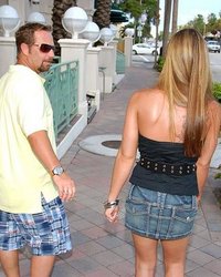 Татуированная тёлка в мини 2 фотография Татуированная тёлка в мини 2 фотография