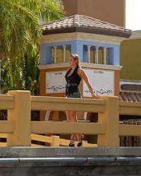 Татуированная тёлка в мини 1 фотография Татуированная тёлка в мини 1 фотография